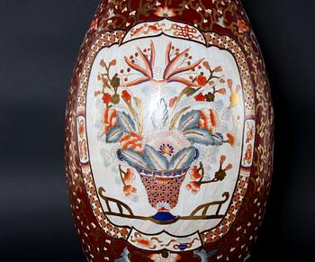 GOLVURNA, porslin, orientalisk.
Proveniens: Git Gay.