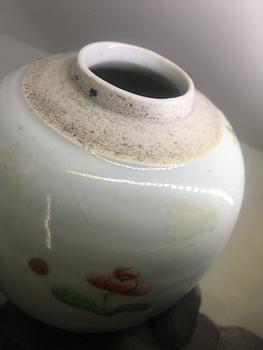 TEKRUKOR, två stycken, porslin. Qingdynastin, 1700-tal resp 1800-tal.