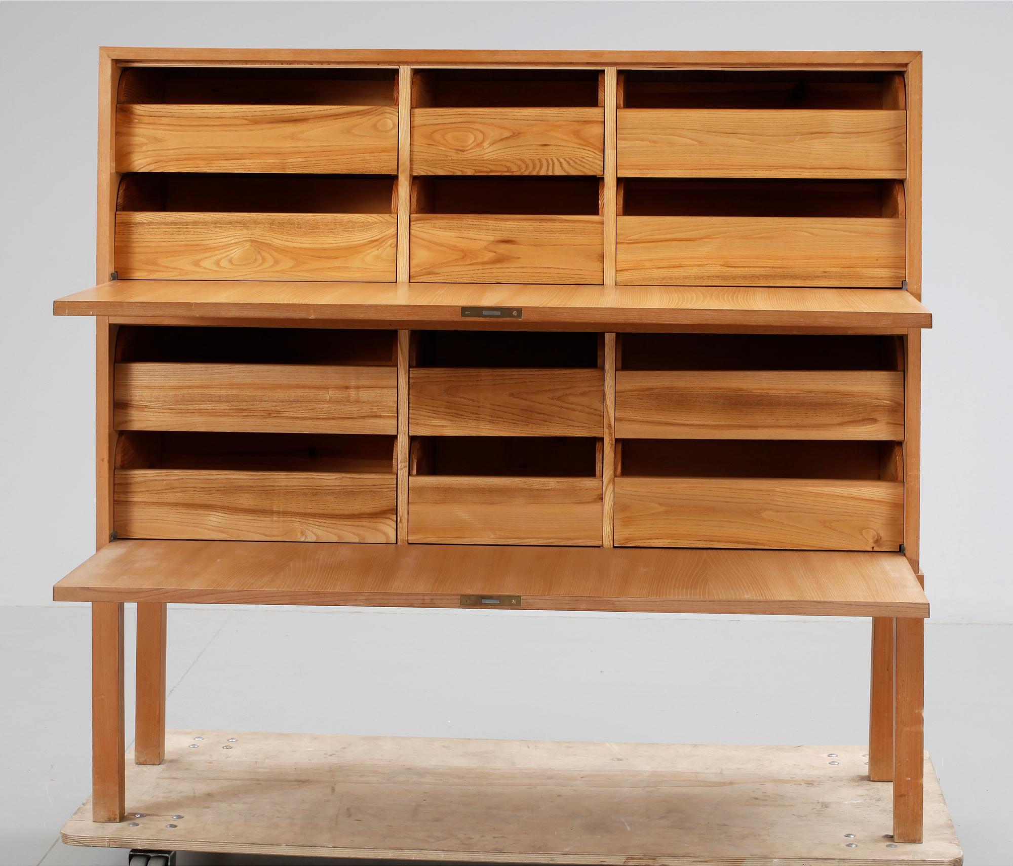 SKÅP. 1900-talets mitt.