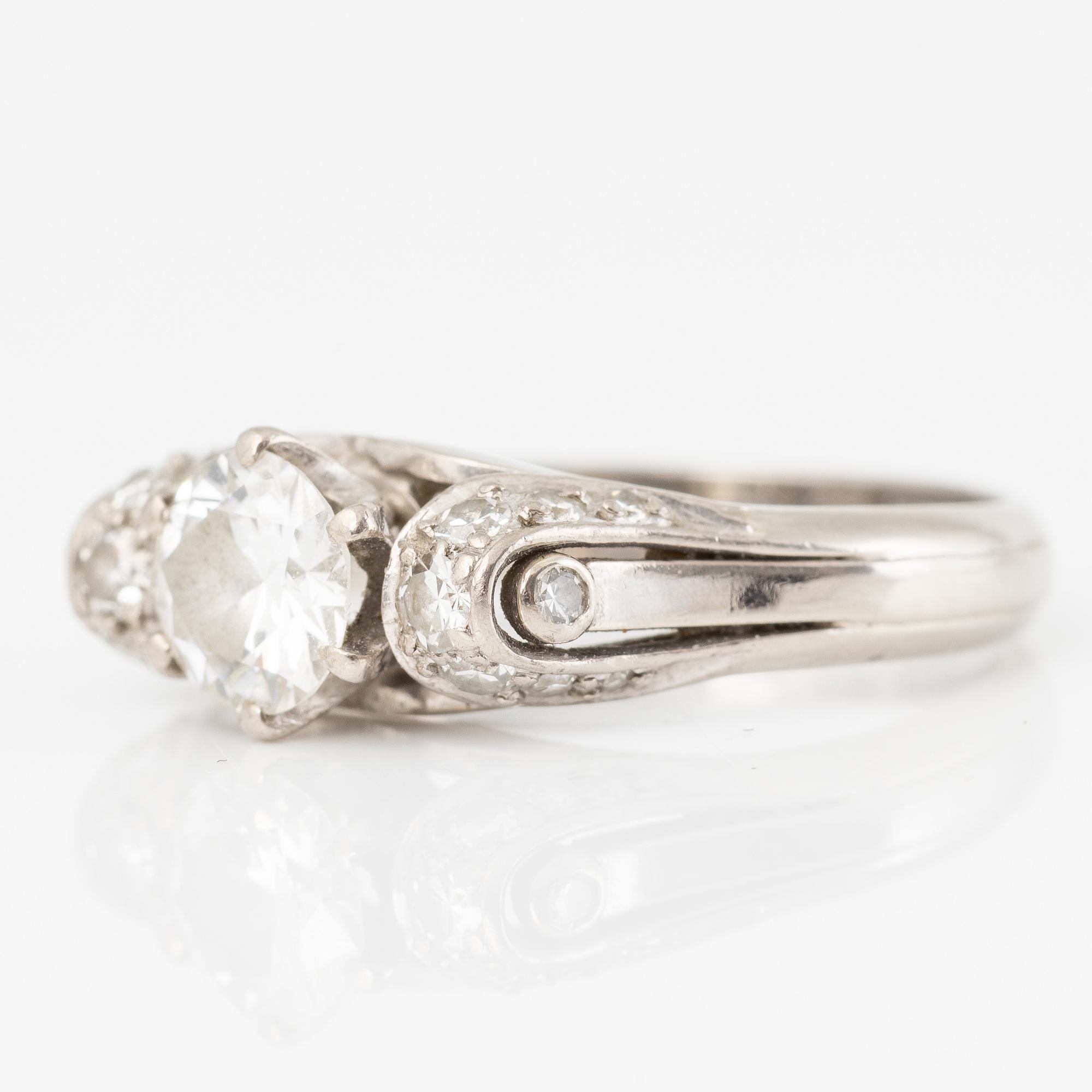 Ring, CG Hallberg, 18K guld med en rund briljantslipad diamant och åttkantslipade diamanter.