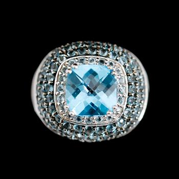 RING, 14 k vitguld, blå topaser ca 8.0 ct. Total vikt ca 13 g.