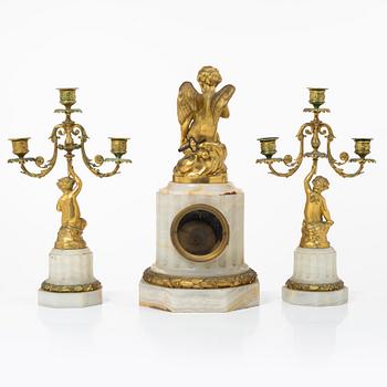 A three piece table garniture, circa 1900.