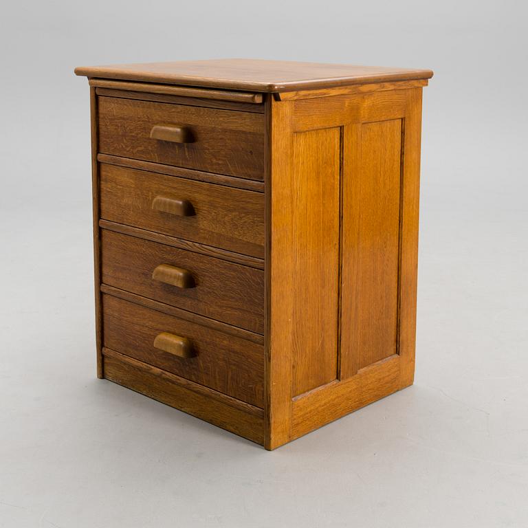 An early 20th century chest of drawers.