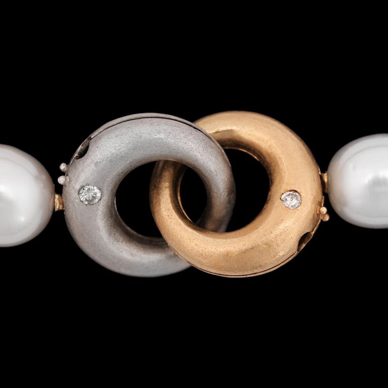 A cultured South sea pearl necklace, 11 - 14.5 mm, clasp made of yellow gold and white gold with brilliant cut diamonds.