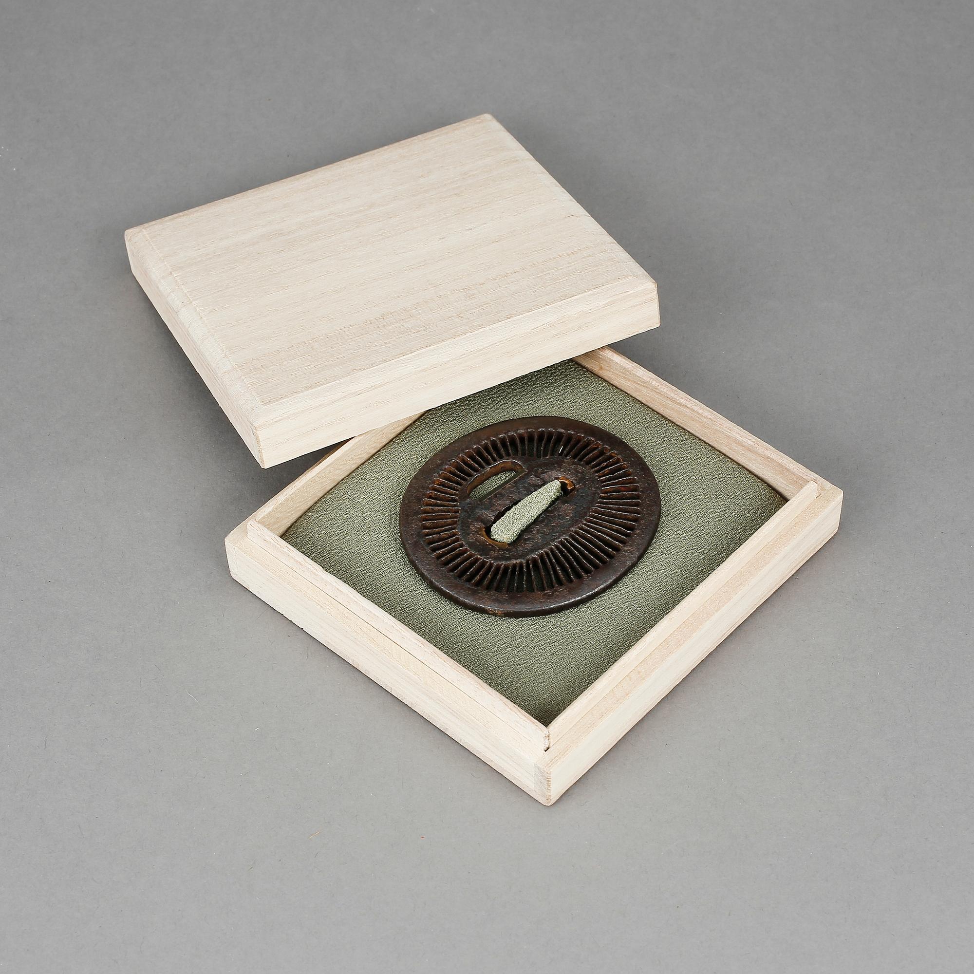 TSUBA, järn, Saotomeskolan, Japan, 1600/1700-tal.