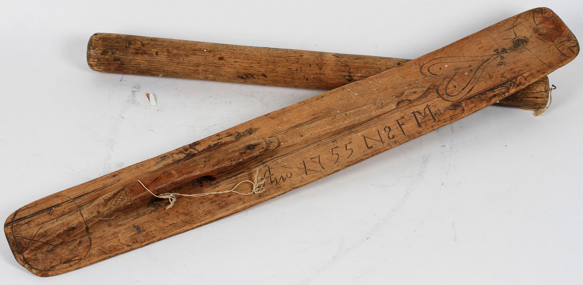 KLAPPTRÄ, 2 delar, allmoge. 1700-tal.