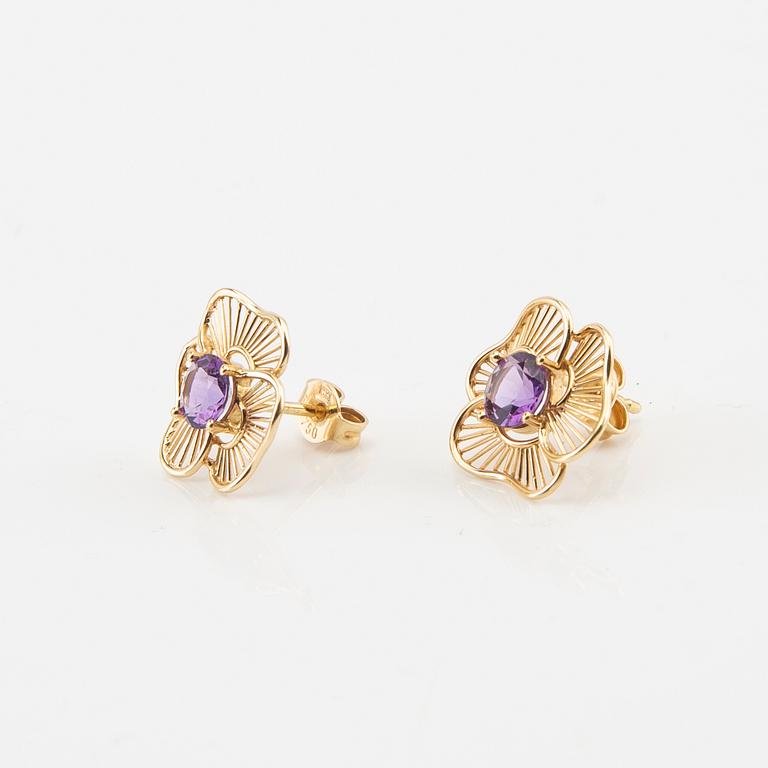 Pendant and a pair of earrings in 18K gold with round faceted amethysts.