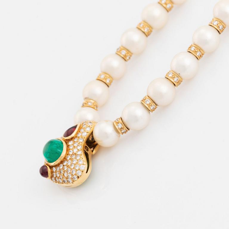 A cultured pearl necklace with a pendant and a pair of earrings.