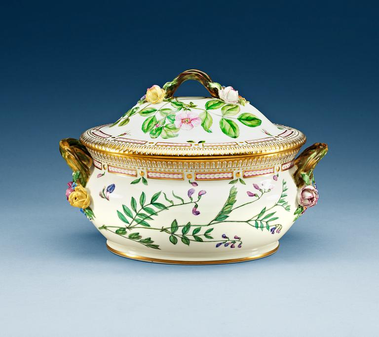 TERRIN med LOCK, porslin. Kungl Dansk, "Flora Danica", 1900-tal.