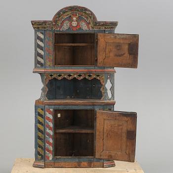 HÖRNSKÅP, Allmoge, så kallat Änglaskåp, Skåne, bär datering 1843.