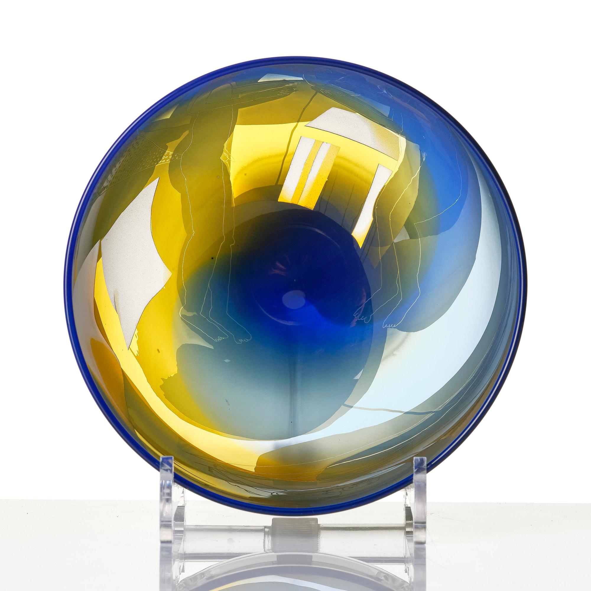 Ann Wolff, a glass bowl, Stenhytta Glass Studio, Transjö, glassblower Wilke Adolfsson.