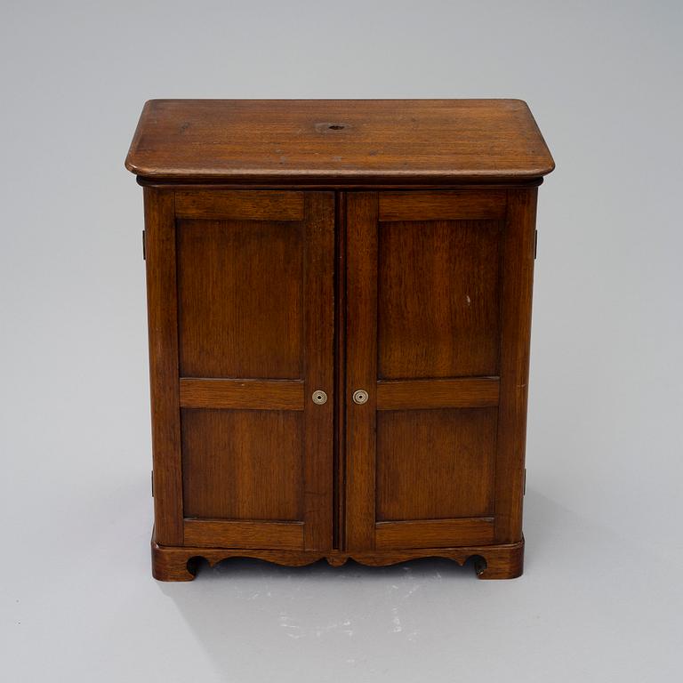 HUMIDOR/CIGARRSKÅP, mahogny, 1800-talets slut.