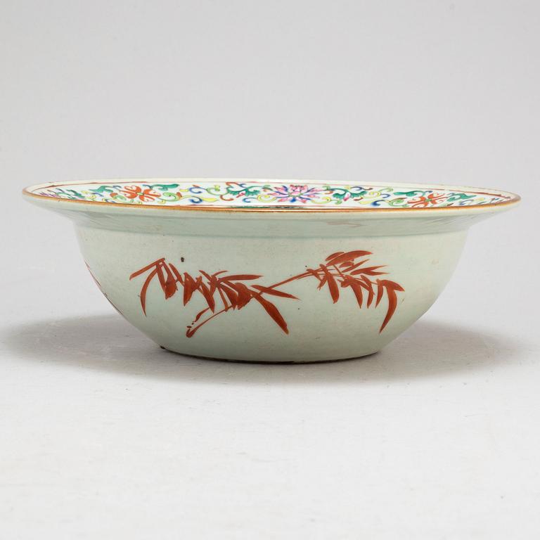 A famille rose wash basin, Qing dynasty, second half of the 19th century.