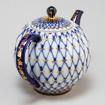 A 23 piece porcelain  service, 'Cobolt Net', Lomonosov, Soviet Union/Russa, second half of the 20th century.