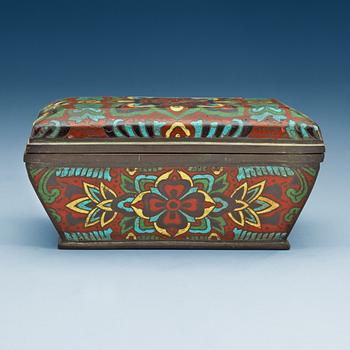 A champléve box with cover, decorated with stylized flowers, late Qing dynasty (1644-1912).