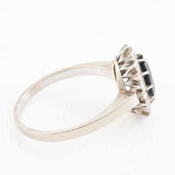 Ring, carré-set, 18K white gold with sapphire and brilliant-cut diamonds.