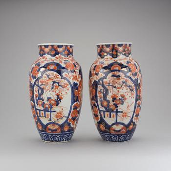 VASER, ett par, porslin, Imari, Japan, 1900-talets början.