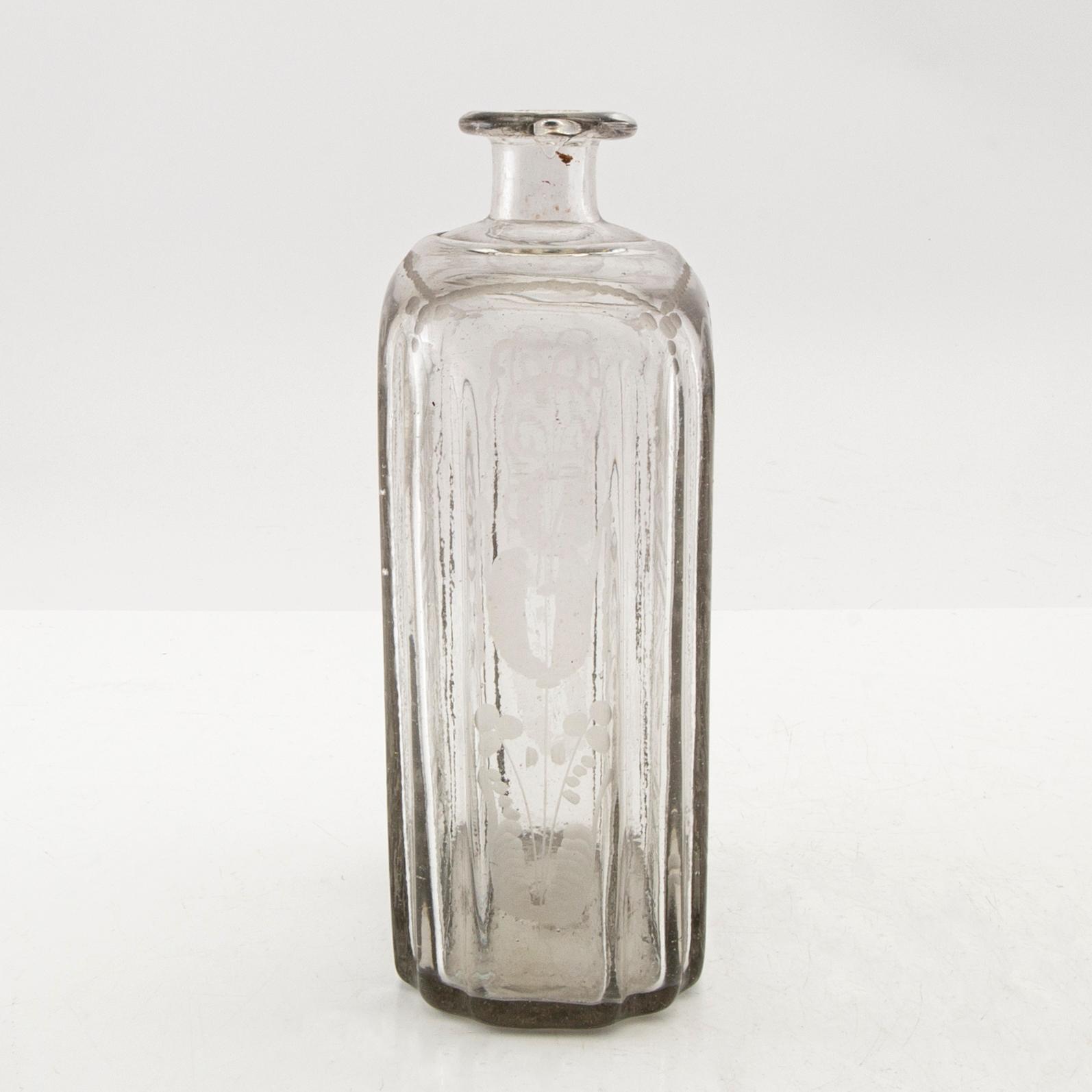 Flaska, glas. Troligen Skånska glasbruket, 1700-tal.