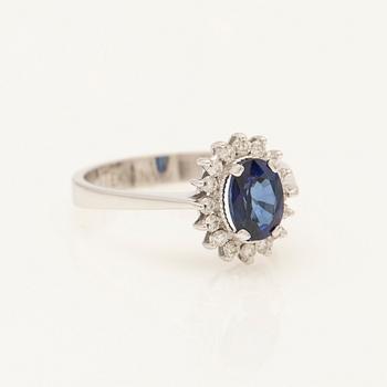 Ring, 18k vitguld med safir och diamanter.