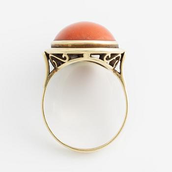 Ring, gold with coral.