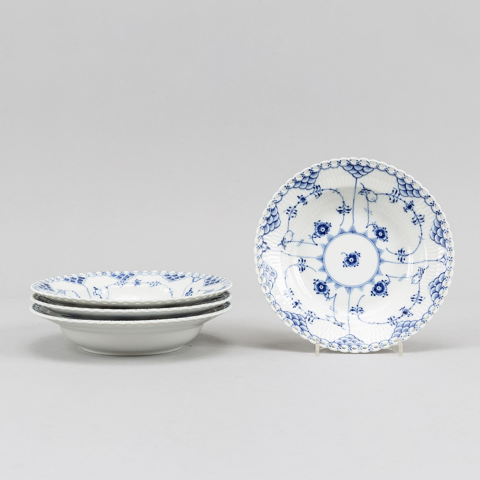 17 parts of the porcelain dining service 'Musselmalet' from Royal Copenhagen.