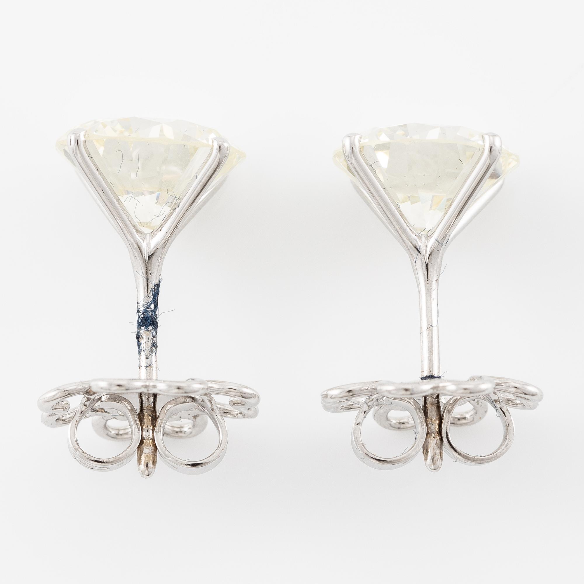 Ett par örhängen 18K vitguld med två runda briljantslipade diamanter totalvikt ca 5 ct.