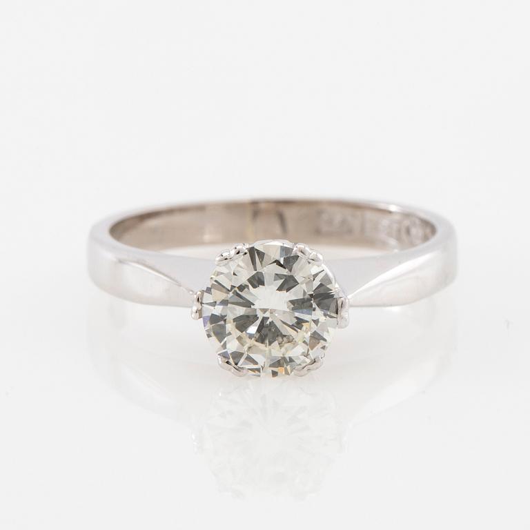 Solitaire ring in 18K white gold with a round brilliant-cut diamond, Bo Cedstam Stockholm 1971.