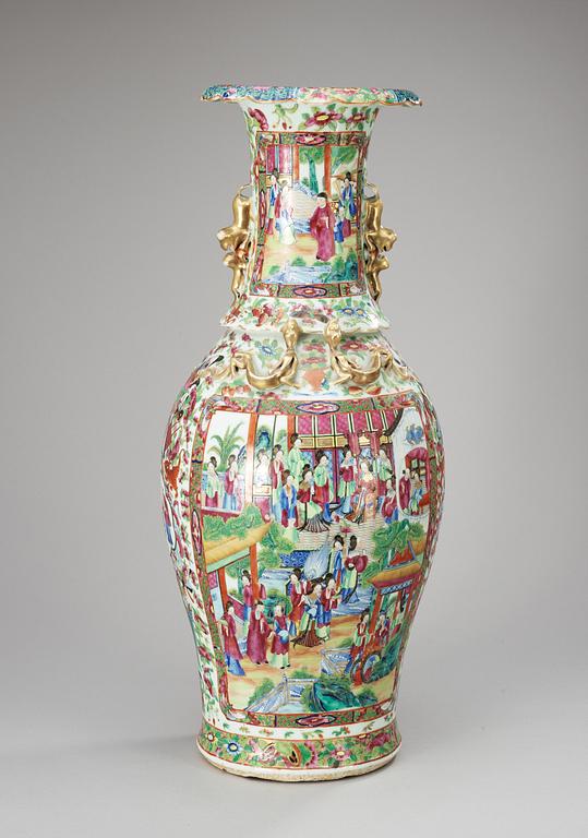 A kanton vase, Qing dynasty 19th century.