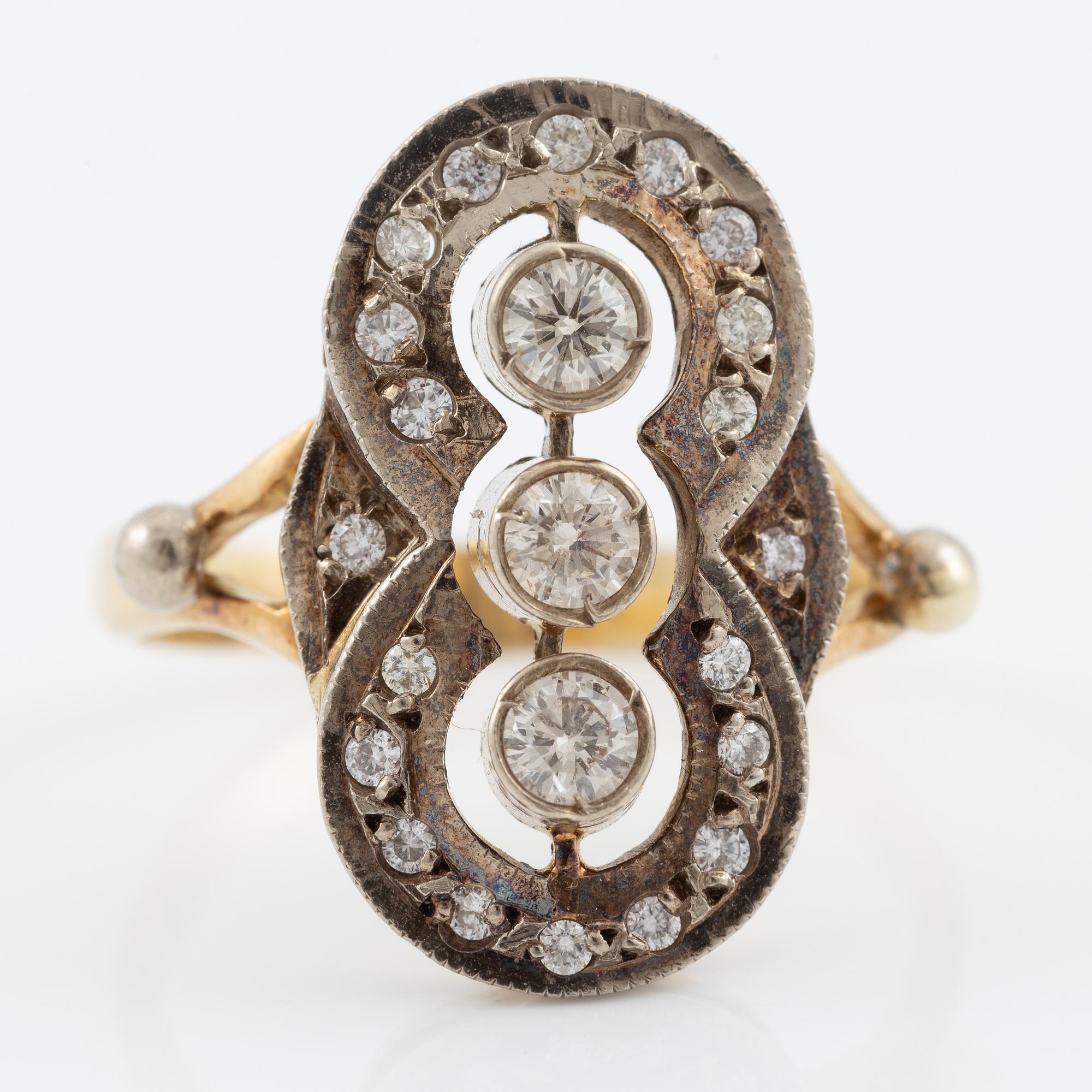 Ring, 18K gold with brilliant-cut diamonds.