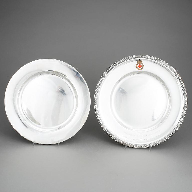 PRESENTERFAT, 2 st, silver, CG Hallberg, 1947 och 1938, totvikt 947 gram.