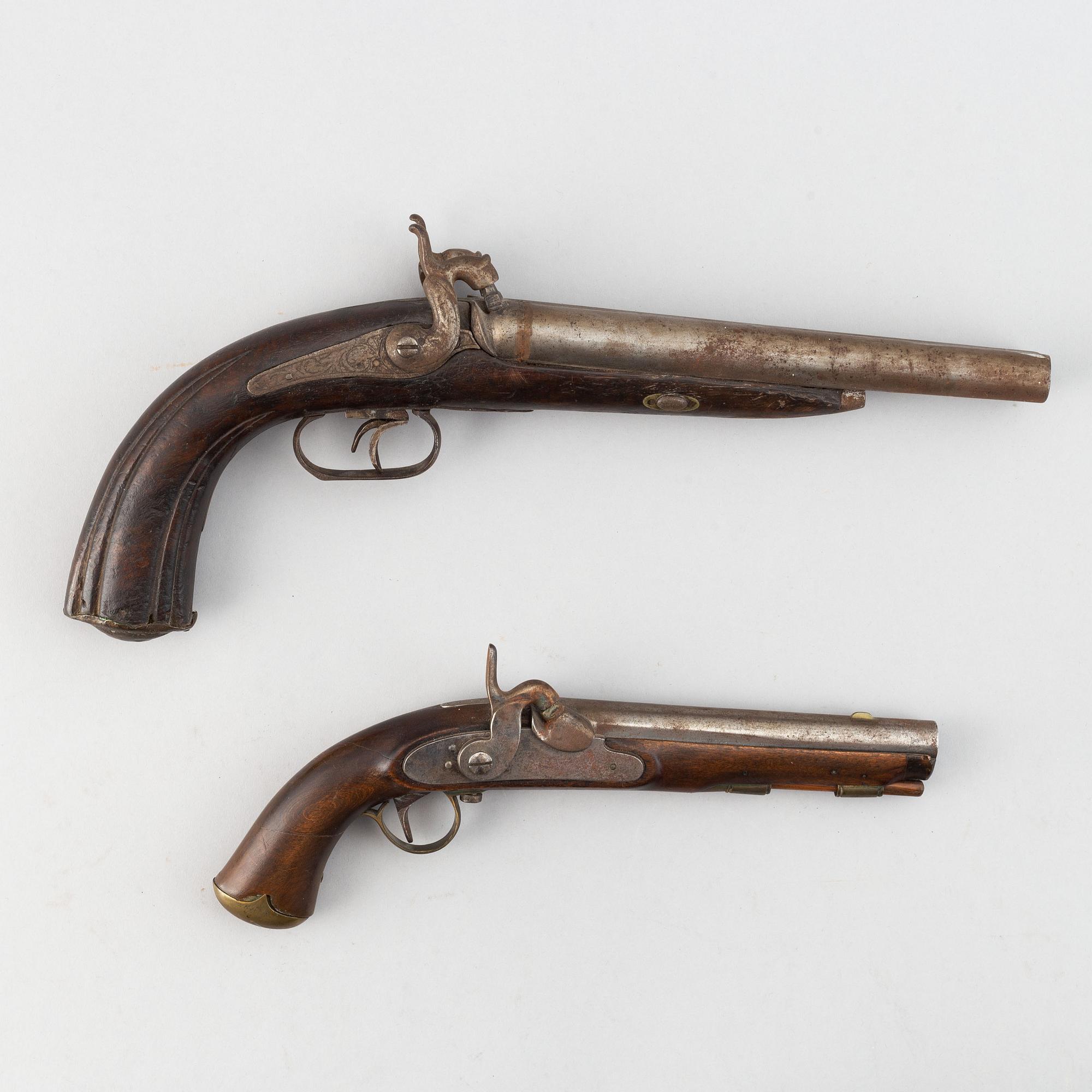 Slaglåspistol, svensk, m/1852 för postiljon, samt en dubbelpipig slaglåspistol.