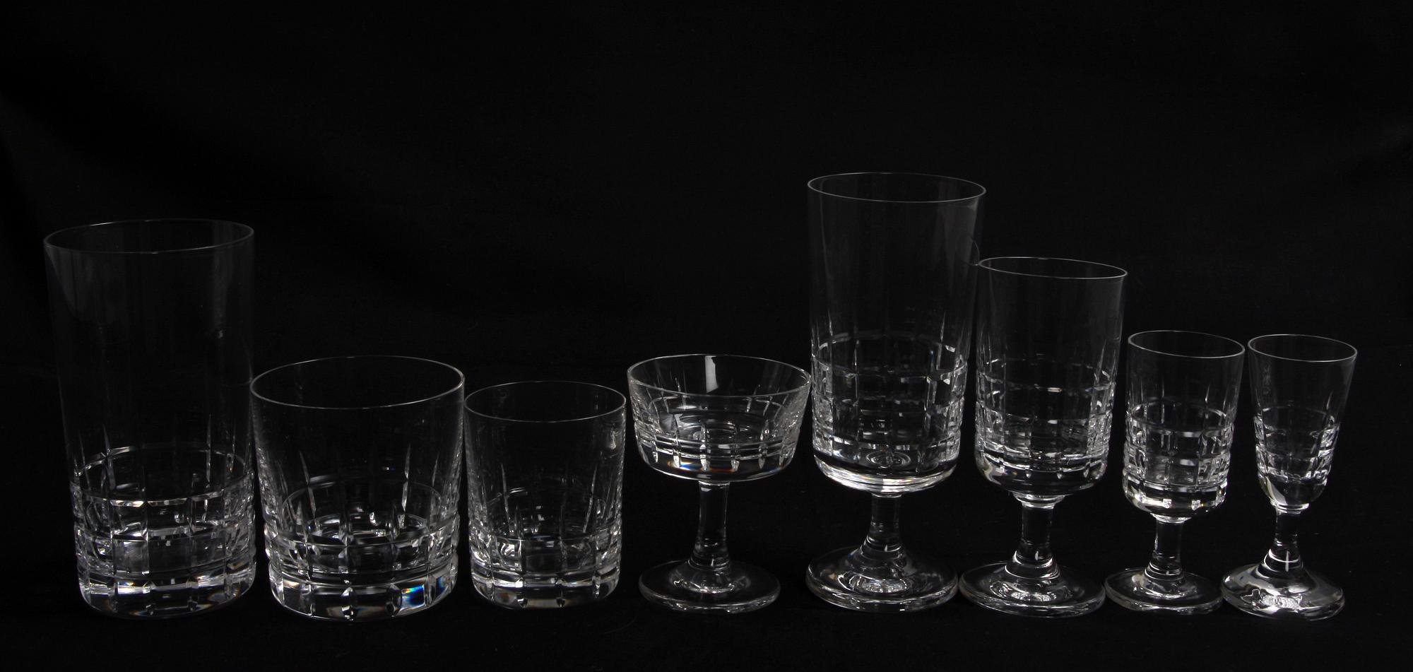 SERVIS, ca 80 delar. Glas, "City" Kosta.