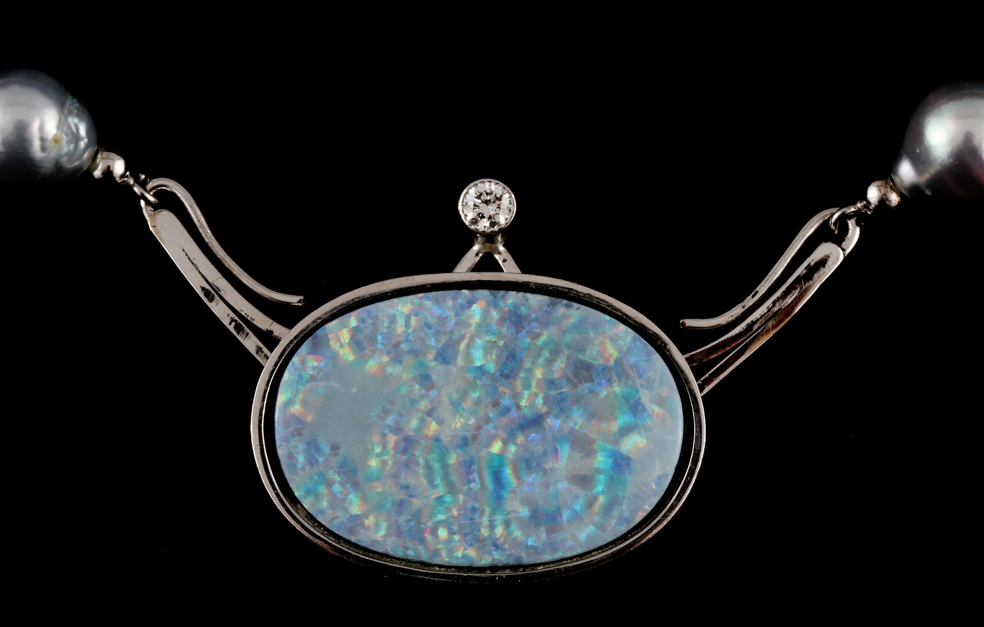 COLLIER, 18k vitguld med briljantslipad diamant, 0.30 ct, opal samt odlade pärlor, Elon Arenhill, Malmö.