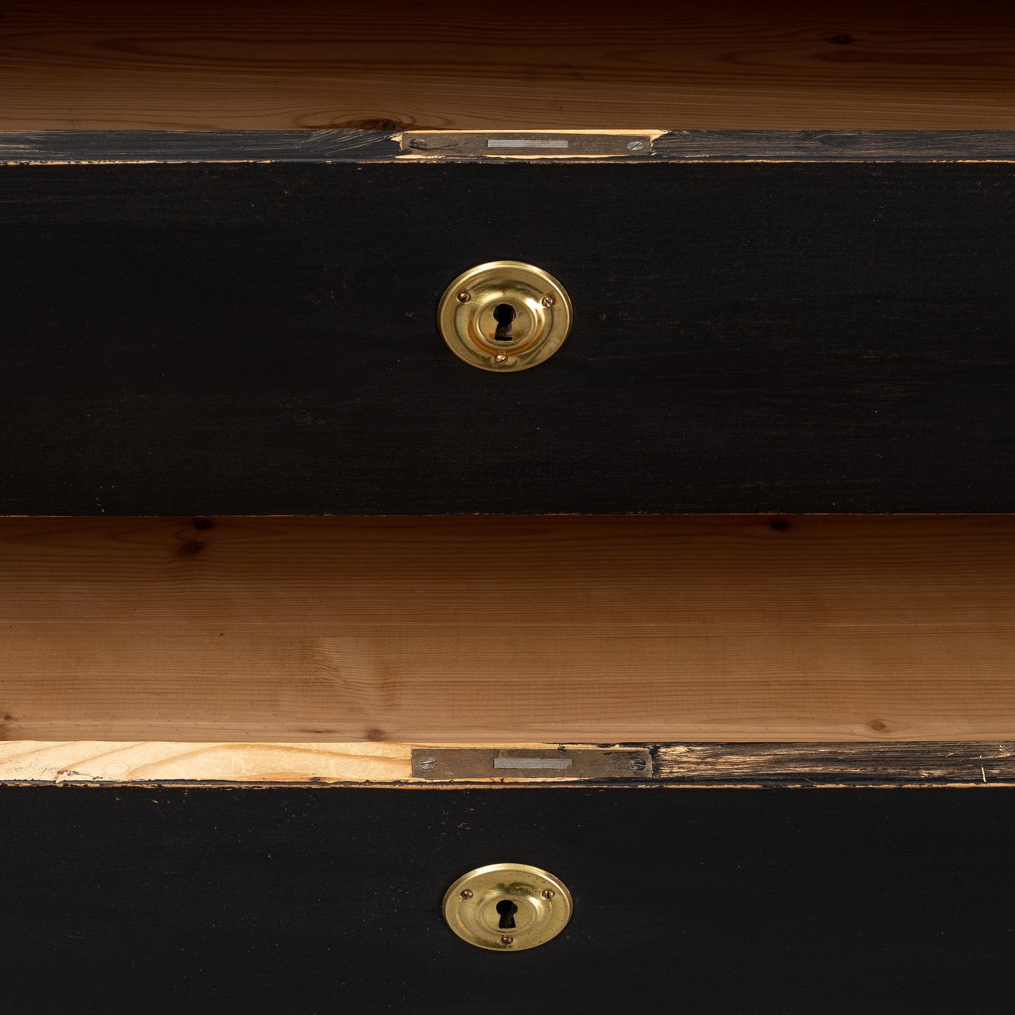 A painted chest of drawers, first half of the 20th Century.