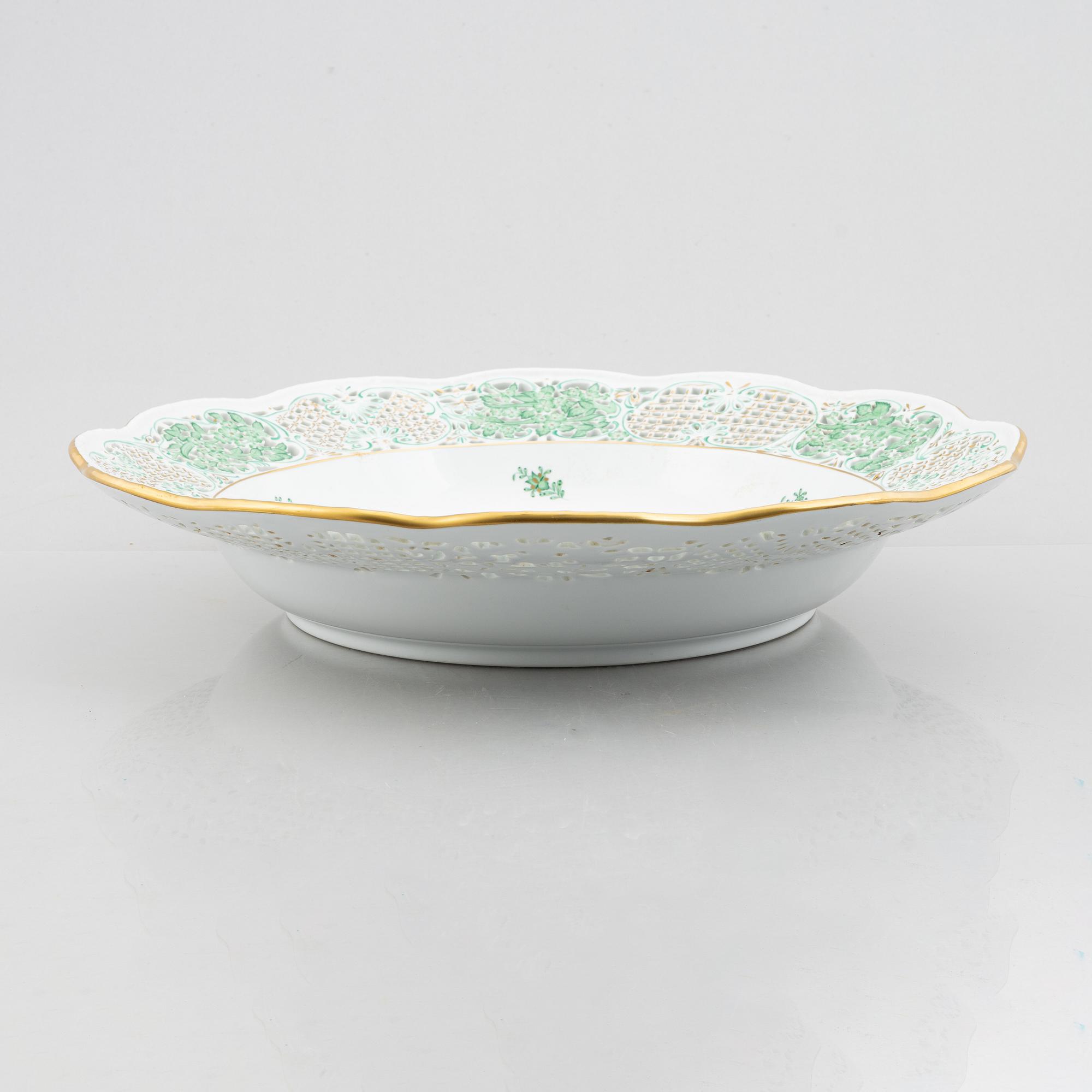 Stort praktfat, porslin, "Chinese Bouqet" / "Green Apponyi", Herend, Ungern 1900-talets mitt.