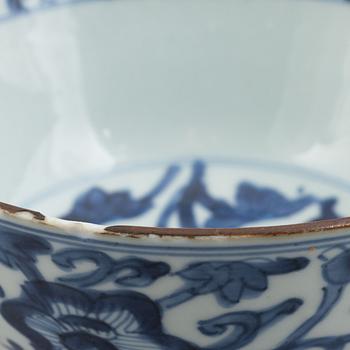 A pair of blue and white porcelain bowls, Qing dynasty, Kangxi (1662-1722).