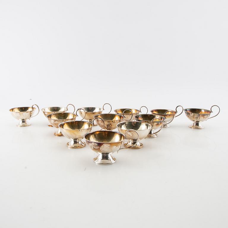 Punchmuggar, 12 st, silver, bl.a. CESONS, Göteborg 1974.