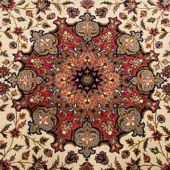 A Tabriz rug, approx. 276 x 183 cm.