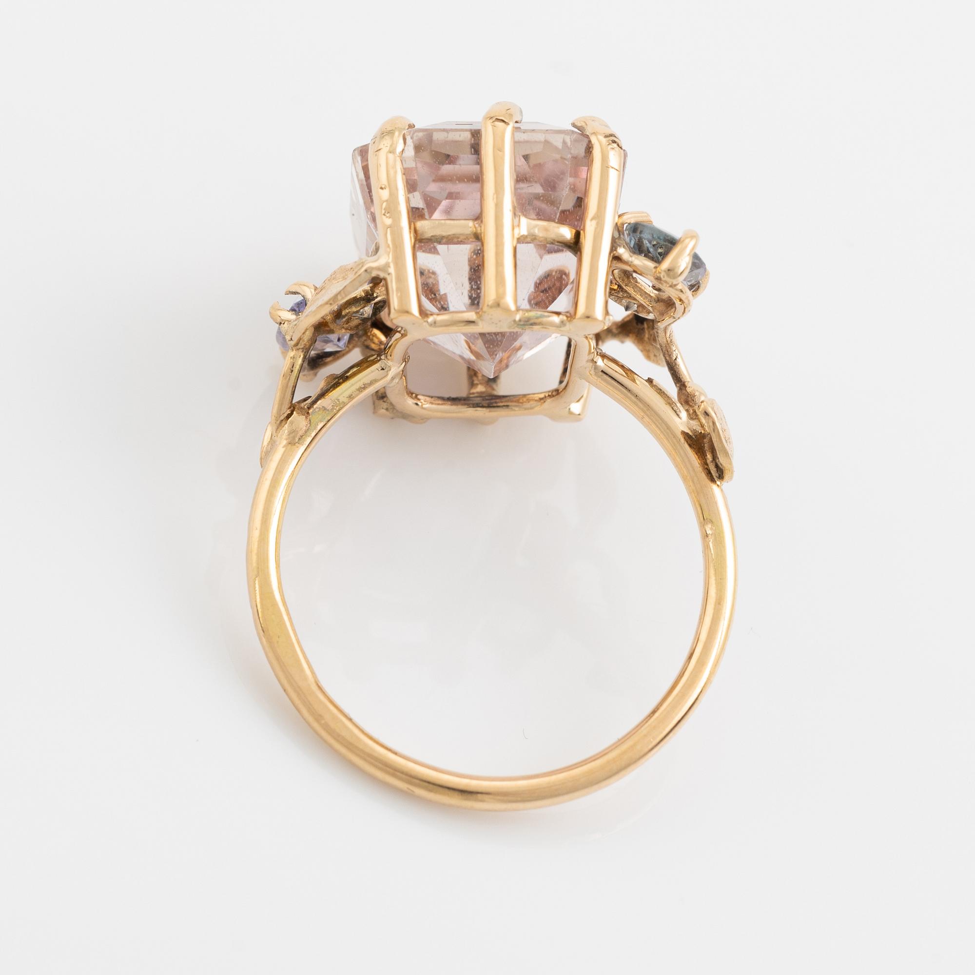Ring med kunzit, tanzaniter och briljantslipade diamanter.