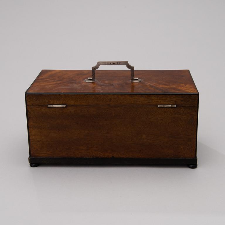 A MAHOGANY TEA BOX WITH SILVER FITTINGS. Silverfittings by Petter Wikström, Härnösand 1811.