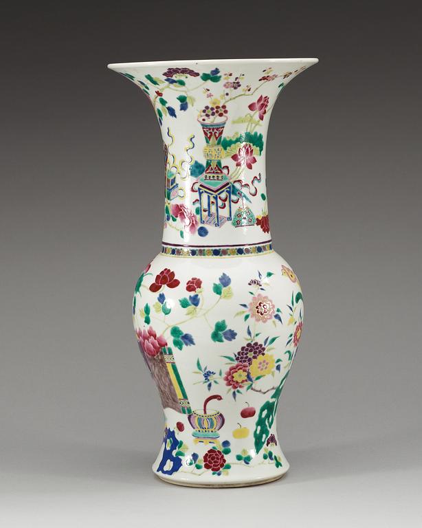 VAS, porslin. Qing dynastin, 1800-tal, med Kangxis sex karaktärers märke.