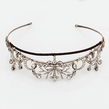 A tiara/necklace combination with old- and rose-cut diamonds.