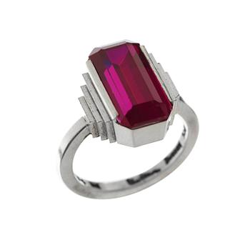 629. A Wiwen Nilsson sterling ring with a synthetic ruby, Lund 1945.