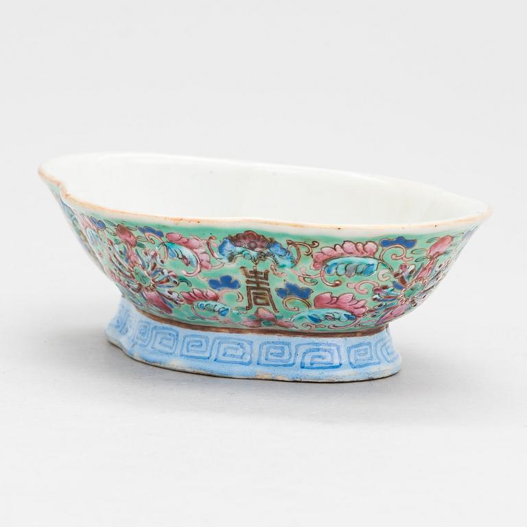 A Chinese porselain pedestal dish, Qing Dynasty, second half of the 19th century.