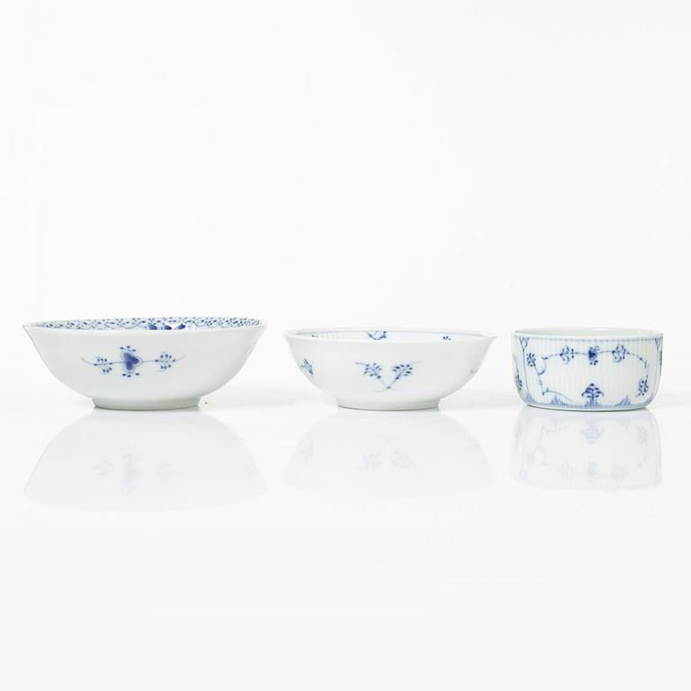 Royal Copenhagen, Service 82 pieces, Musselmalet, half lace.