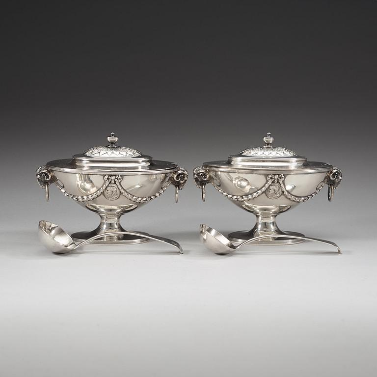 A pair of English 18th century sauce-tureens, possibly of John Robins, London 1784.