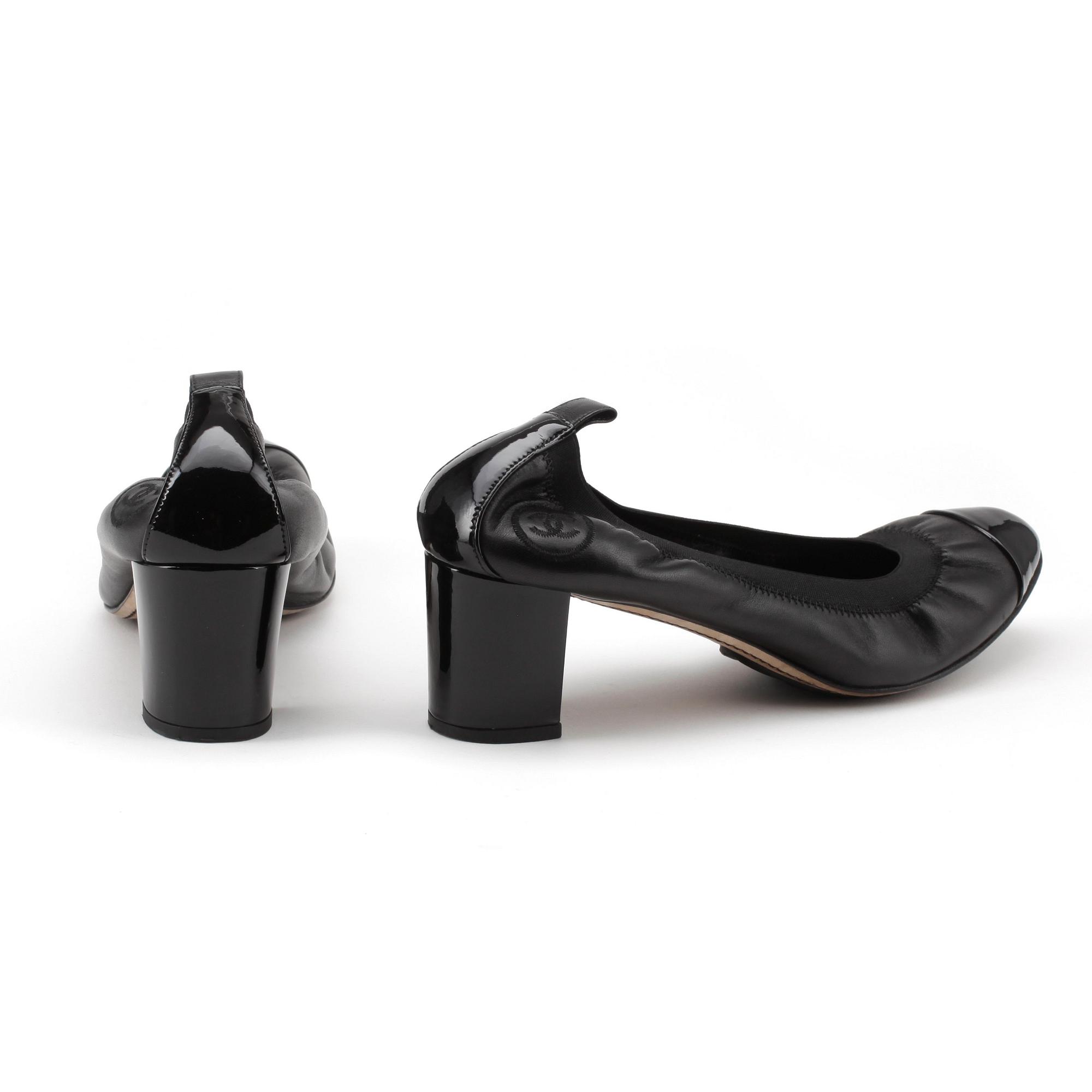 CHANEL, a pair of pumps. Size 40.