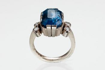 RING, 18K vitguld, safir, diamanter. T. Tillander 1980. Vikt ca 7,4 g.