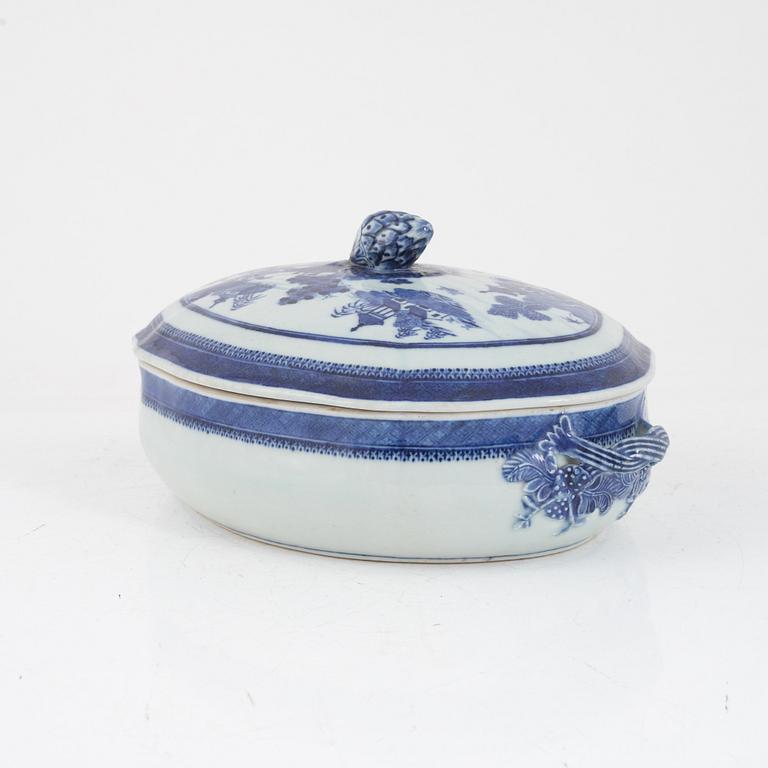 A tureen and nice plates, export porcelain, China, 18th century.