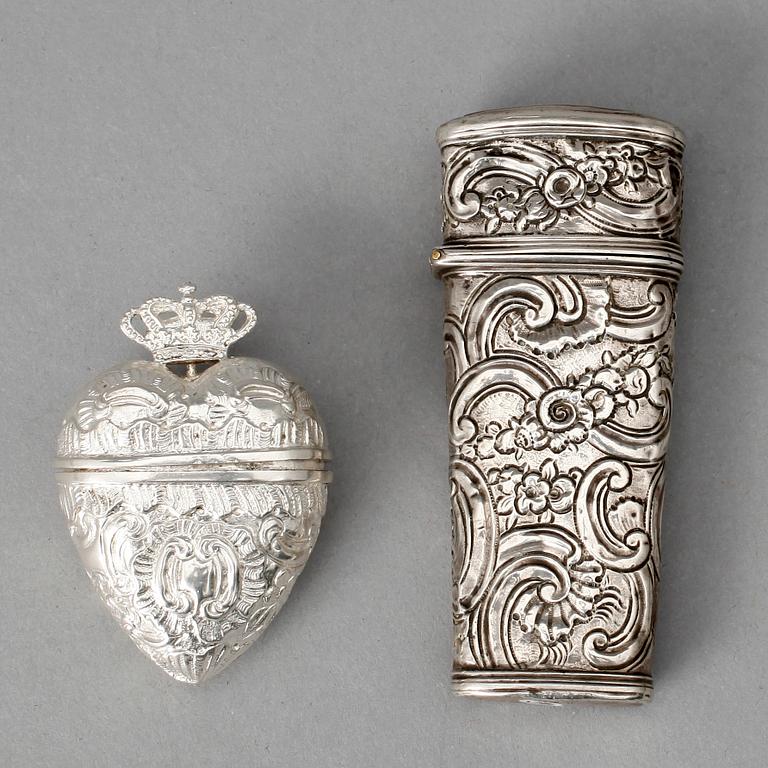DOSOR, silver, 2 st, 1700-1800-tal. Ostämplade. Tot vikt 53 gram inklusive träinredning.